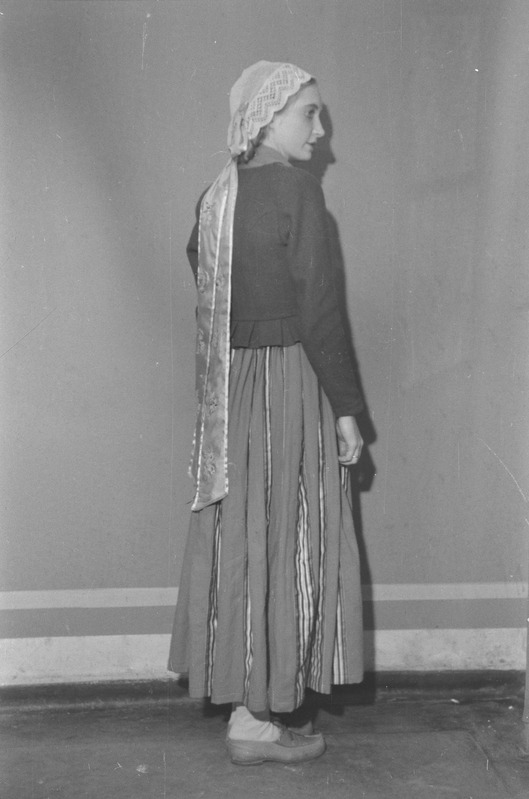 Säärane mulk ehk sada vakka tangusoola, Teater Estonia, 1945, osades: Talguline – Ella Luup