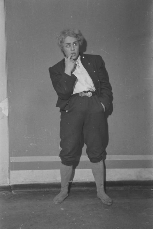 Säärane mulk ehk sada vakka tangusoola, Teater Estonia, 1945, osades: Jüts – Laine Kuulma