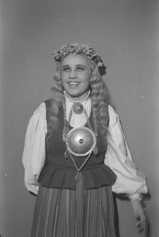 Säärane mulk ehk sada vakka tangusoola, Teater Estonia, 1945, osades: Maie – Laine Mesikäpp