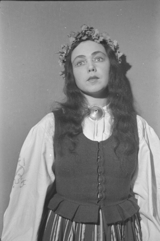 Säärane mulk ehk sada vakka tangusoola, Teater Estonia, 1945, osades: Saare Tiiu – Benita Otti