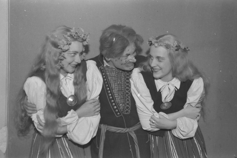 Säärane mulk ehk sada vakka tangusoola, Teater Estonia, 1945, osades: Talguline – Velda Luberg-Metsis, Erastu Enn – Ruut Tarmo, Talguline – Astrid Saaga