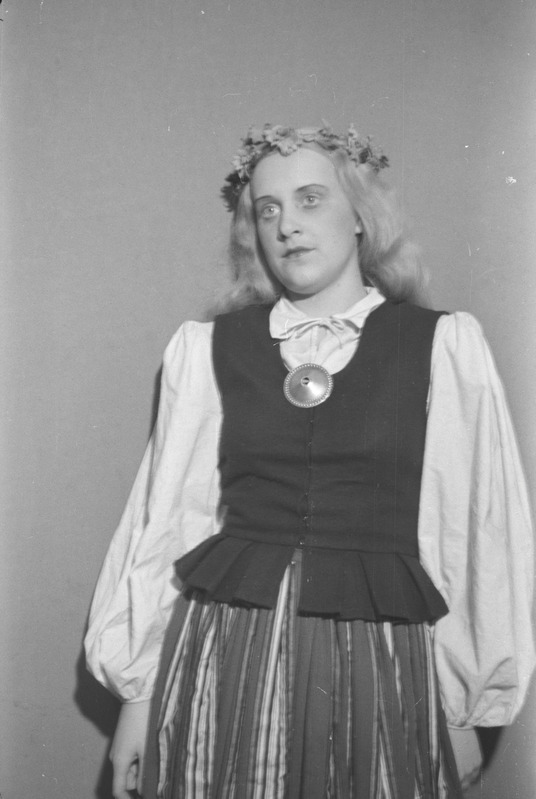 Säärane mulk ehk sada vakka tangusoola, Teater Estonia, 1945, osades: Talguline – Astrid Saaga