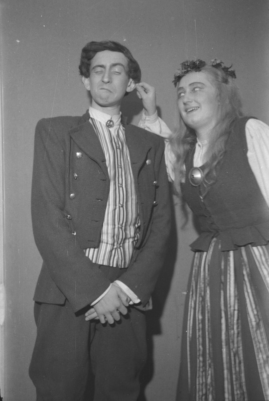 Säärane mulk ehk sada vakka tangusoola, Teater Estonia, 1945, osades: Talguline – Kalju Vaha, Talguline – Evi Jalakas