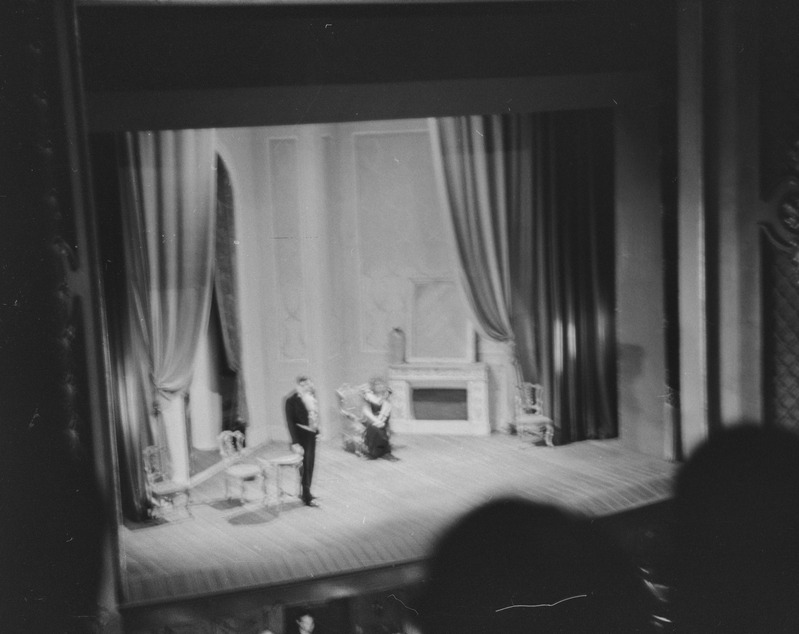 Jevgeni Onegin, Teater Estonia, 1944, pildil: stseen etendusest, 3. vaatus, 7. pilt
