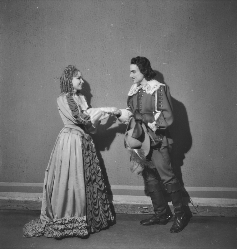 Kolm musketäri, Teater Estonia, 1945, osades: Margot de Nevers – Meta Kodanipork, D`Artagnan – Georg Ots