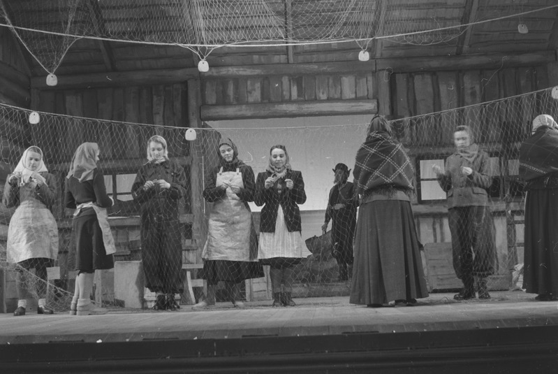 Tagaranna meeste kalakuunar, Teater Estonia, 1947, osades: Arila Hermi – Erika Torger, Saadu Maimu – Maimu Kents, määramata roll – määramata näitleja, Kudema Tiina – Leida Aru, Kalda Laune – Laine Mesikäpp, määramata roll – määramata näitleja, määramata roll – määramata näitleja