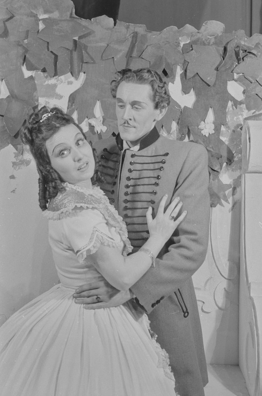 Kerjusüliõpilane, Teater Estonia, 1947, osades: Laura - Veera Nelus, Simon – Paul Mägi