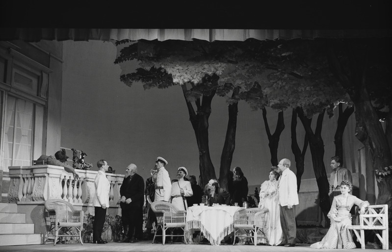 Vaenlased, Teater Estonia endises kinoteatris Gloria, 1946, pildil: stseen etendusest