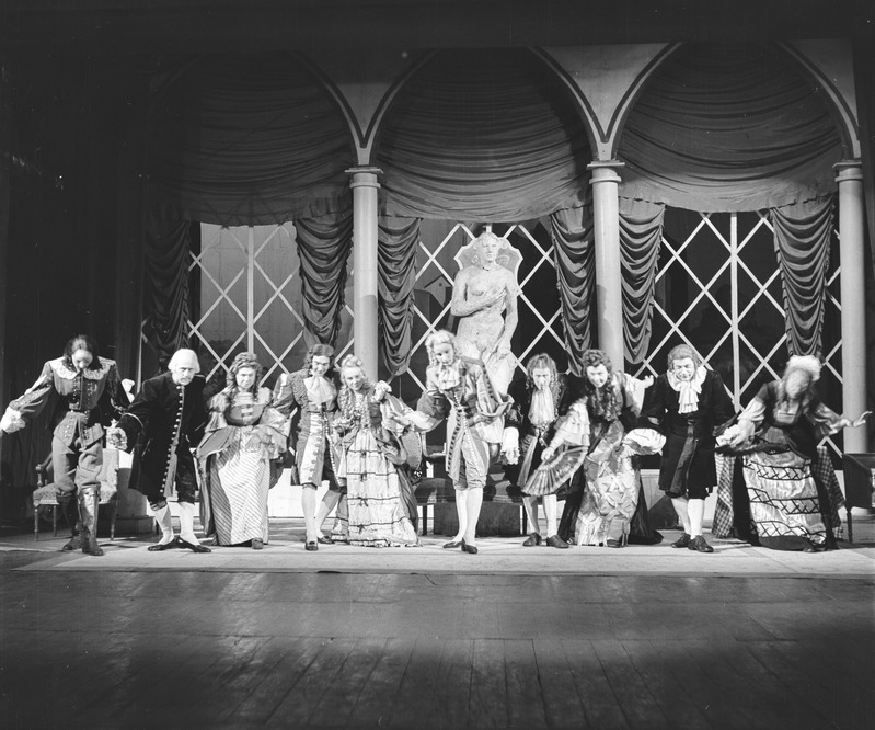 Tartuffe, Teatrikooli eriklassi lavastus, Teater Estonia endises kinoteatris Gloria, 1945, pildil: Valter luts, Olev Tinn, Virve Aruoja, Heino Mandri, Ly Tarmo, Ülo Papp, määramata isik, Bernhard Lülle, määramata isik