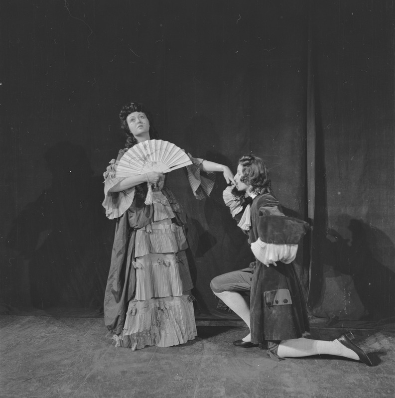 Õpetatud naised, Teatrikooli eriklassi lavastus, Teater Estonia endises kinoteatris Gloria, 1945, pildil: Astrid Lepa, Ülo Papp