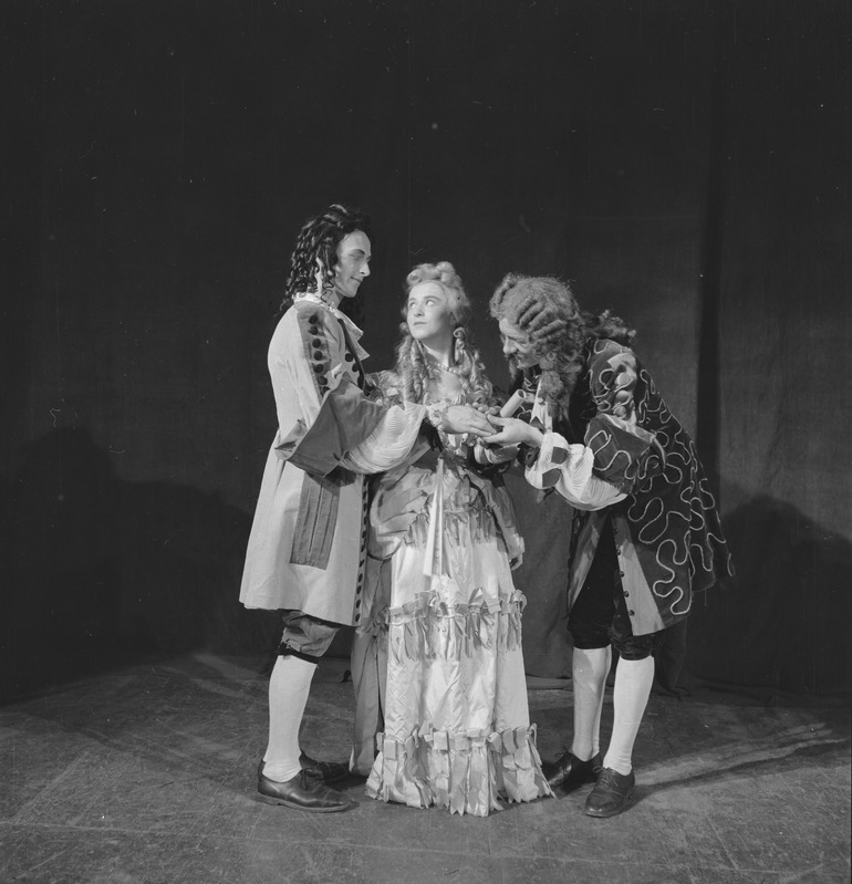 Õpetatud naised, Teatrikooli eriklassi lavastus, Teater Estonia endises kinoteatris Gloria, 1945, pildil: Rein Klink, Truuta Muld, Valter Luts
