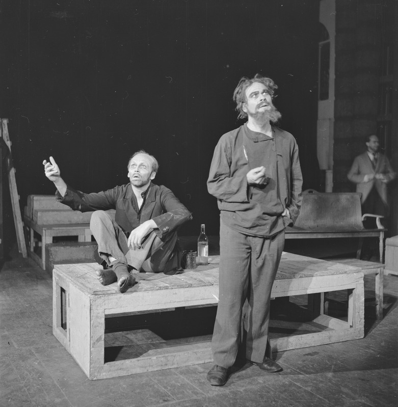 Põhjas, Teatrikooli eriklassi lavastus, Teater Estonia endises kinoteatris Gloria, 1945, pildil: Aleksander Viilmaa, Bernhard Lülle