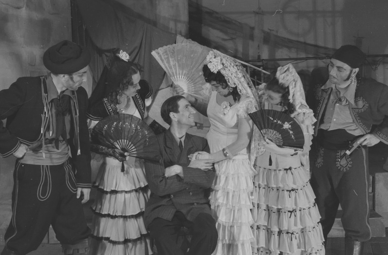 Carmen, Teater Estonia, 1947, pildil: Remendado – Ahto Haabjärv, Mercedes – Leida Soom, lavastaja – Jüri Roosaar, Carmen – Jenny Siimon, Frasguita – Veera Neelus, Dancairo – Ants Aasmaa