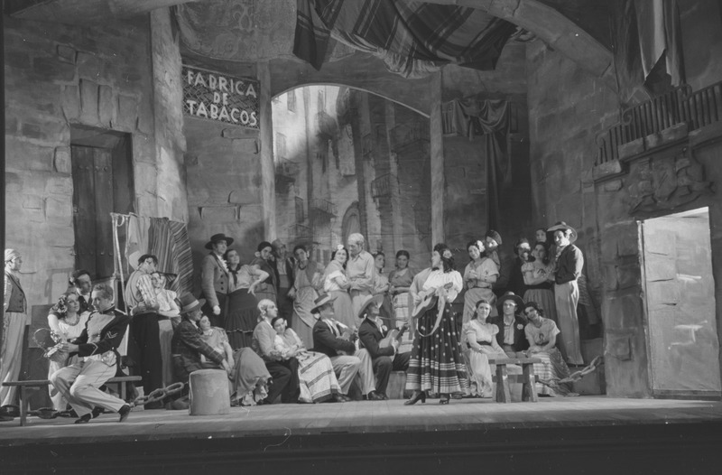 Carmen, Teater Estonia, 1947, pildil: stseen etendusest, 1. vaatus