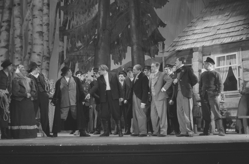 Kosjasõit, Teater Estonia, 1947, osades: Keetriku kõrtsinaine – Lully Virkhaus, Volmer Vomm – Andres Särev, Räästas – Aleksander Randviir, Kägu – Felix Moor, Ööbik – Hugo Malmsten, Lõoke – Paul Mägi, Jaak – Endel Pärn