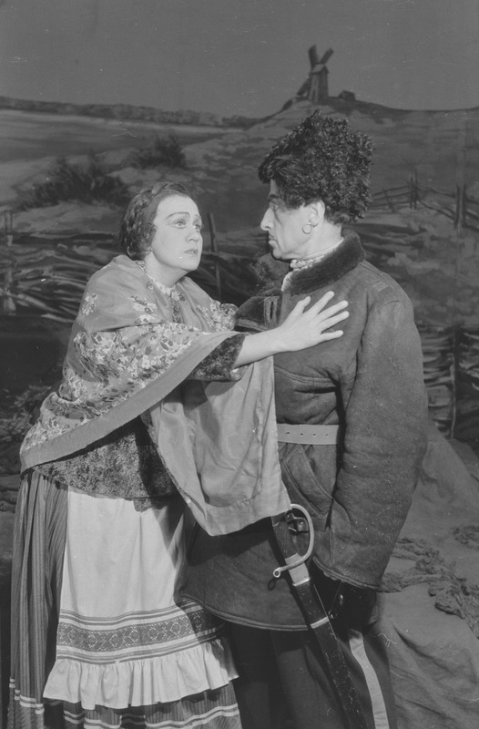 Vaikne Don, Teater Estonia, 1948, osades: Aksinja – Olga Lund, Grigori – Karl Ots