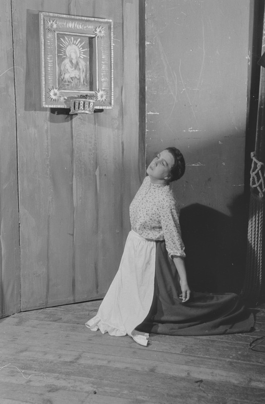 Vaikne Don, Teater Estonia, 1948, osades: Aksinja – Olga Lund