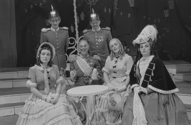 Kerjusüliõpilane, Teater Estonia, 1947, osades: Laura – Veera Neelus, Ollendorf – Agu Lüüdik, Agu Lüüdik, Bronislava – Linda Sellistemägi, Krahvinna Kovalska – Enna Maripuu, Schweinits – Kalju Vaha, Wangenheim – Endel Pärn