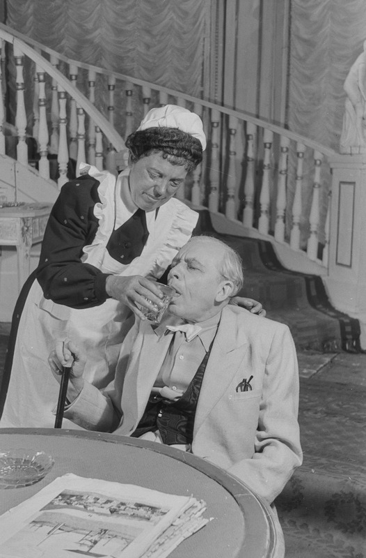 Sügavad juuresd, Teater Estonia, 1948, osades: Bella Charles – Katrin Välbe, Elsworth Langton – Hugo Laur