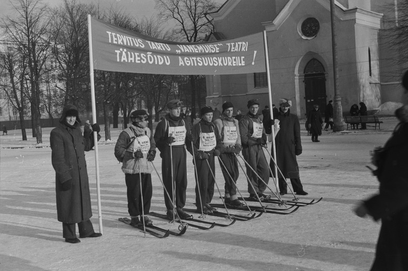 pildil: Teater Estonia näilejad tähesõidul ENSV Ülemnõukogu valimiste auks, start