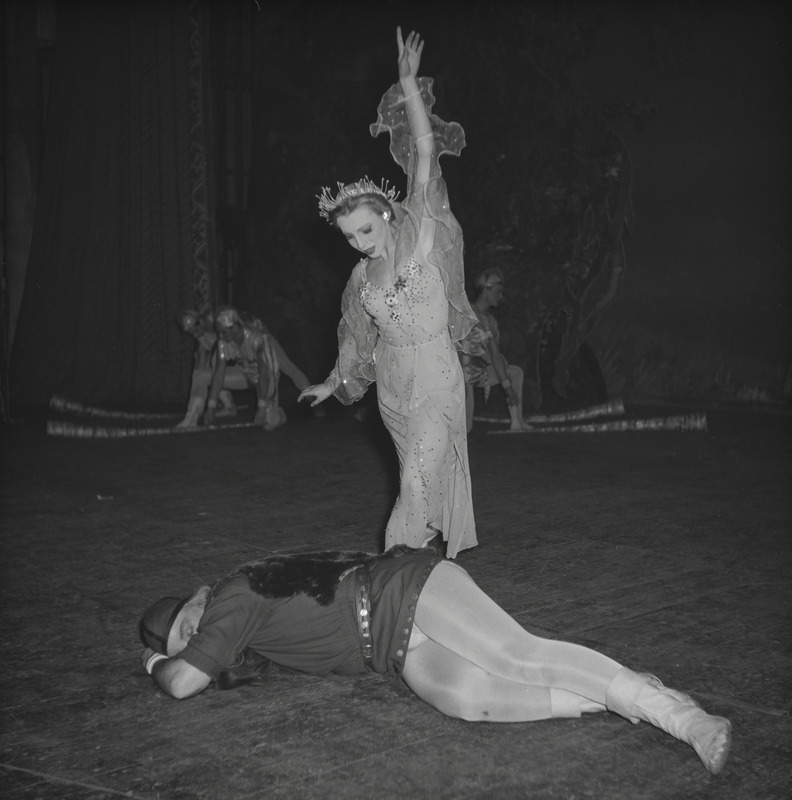 Kullaketrajad, Teater Estonia, 1956, osades: Veteema – Mai Murdmaa