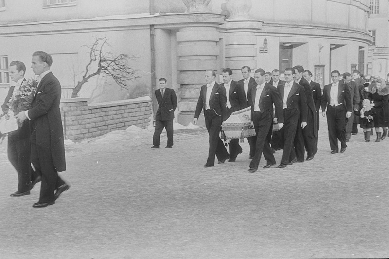 pildil: Jüri Roosaare matused, kolleegid kirstu kandmas