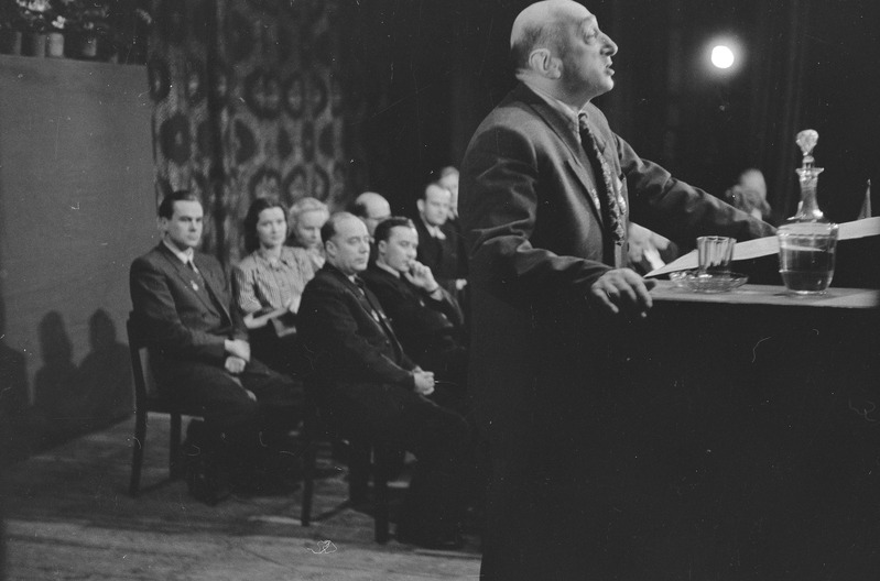 Teater Estonia lavastuse Tormide rand tegelastele Stalini preemia kätteandmine, kõneleb Aleksander Viner
