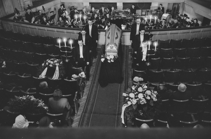pildil: Benno Hansen matusetalitus Estonia saalis