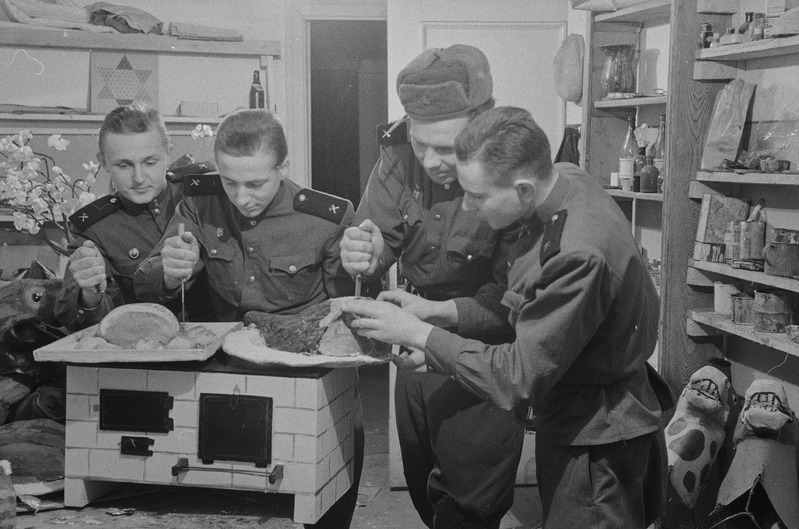 pildil: šeflusalused sõdurid abistamas Estonia dekoratsioonitöökojas