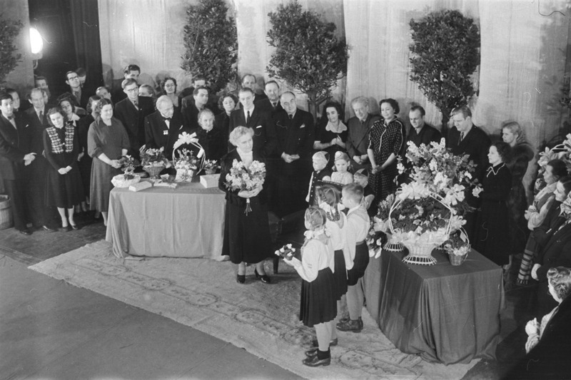 pildil: Betty Kuuskemaa 75. juubel, Draamateatris, juubilari tervitavad pioneerid
