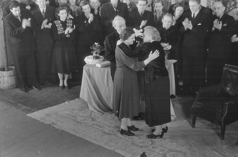 Betty Kuuskemaa 75. juubel, pildil: Meta Luts õnnitleb juubilari, Draamateater, 24.01.1954