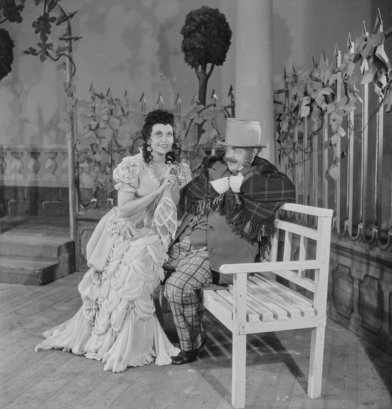 Hundid ja lambad, Teater Estonia, 1948, osades: Glafira – Aino Talvi, Lõnjajev – Rudolf Nuude
