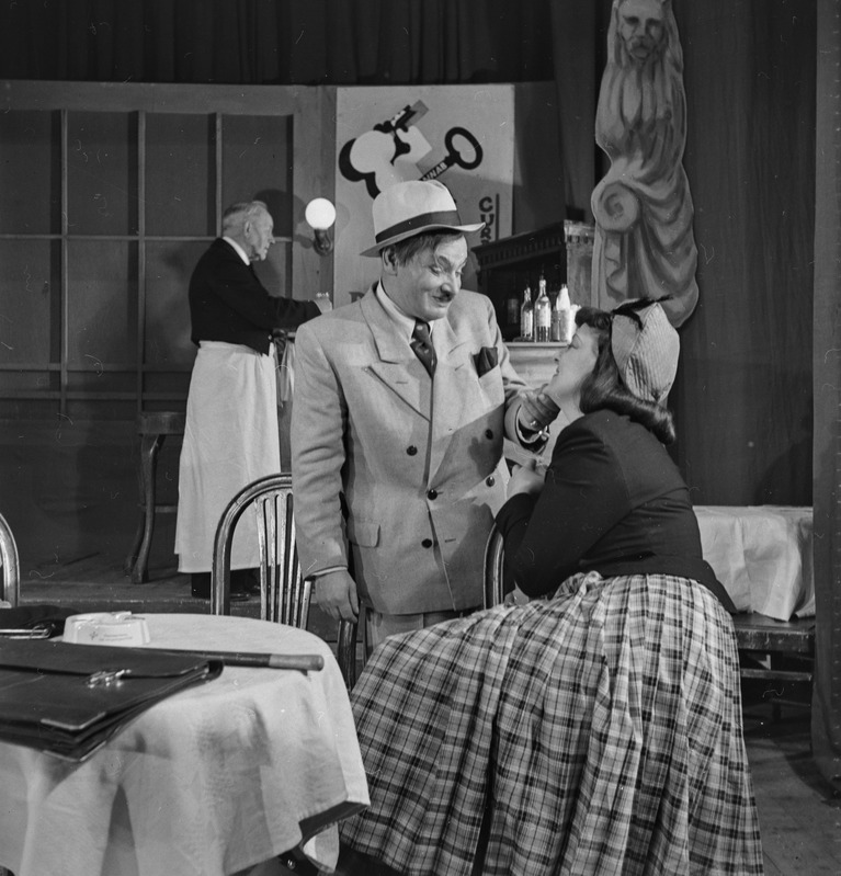 Lõvi linnaväljakul, Teater Estonia, 1948, osades: Francois – August Mihklisoo, James Low – Ruut Tarmo, Bouboule – Meta Luts