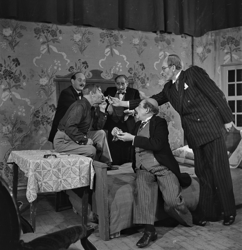 Lõvi linnaväljakul, Teater Estonia, 1948, osades: Piquet – Aleksander Randviir, Richard – Lembit Rajala, Valois – Hugo Laur, Deleau – Albert Üksip