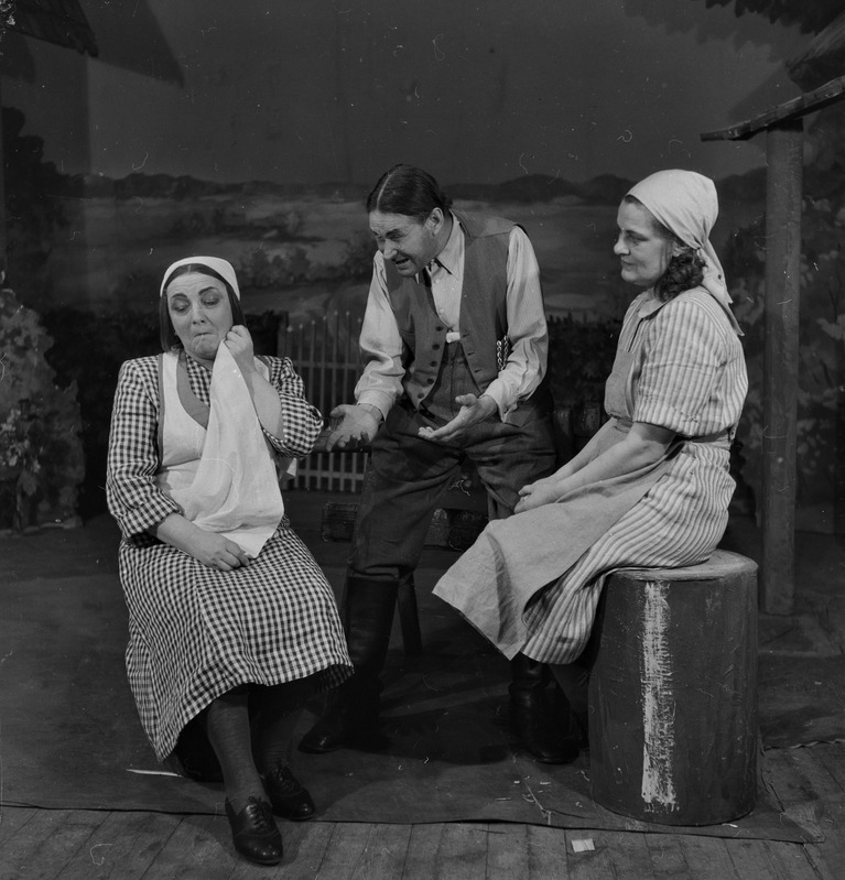 Tilleriinu peremehed, Teater Estonia, 1948, osades: Elmar – Lembit Rajala, Ella – Meta Luts