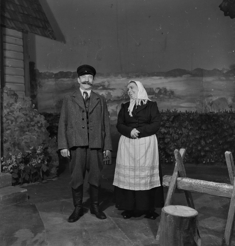 Tilleriinu peremehed, Teater Estonia, 1948, osades: Mari Pihelgas – Heli Viisimaa, August – Valter Luts