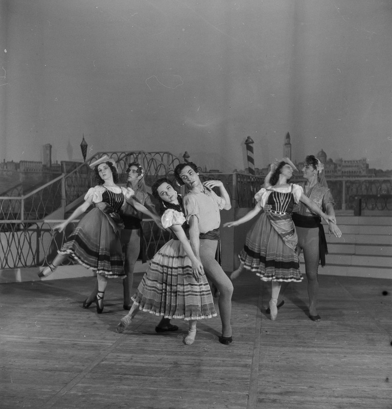 Itaalia Capriccio, Teater Estonia, 1948, pildil: 1. tundmatu isik, 2. Hans Nieländer, 3. Hilda Malling, 4. Lorenzo – Artur Koit, 5. tundmatu isik, 6. Herman Palang