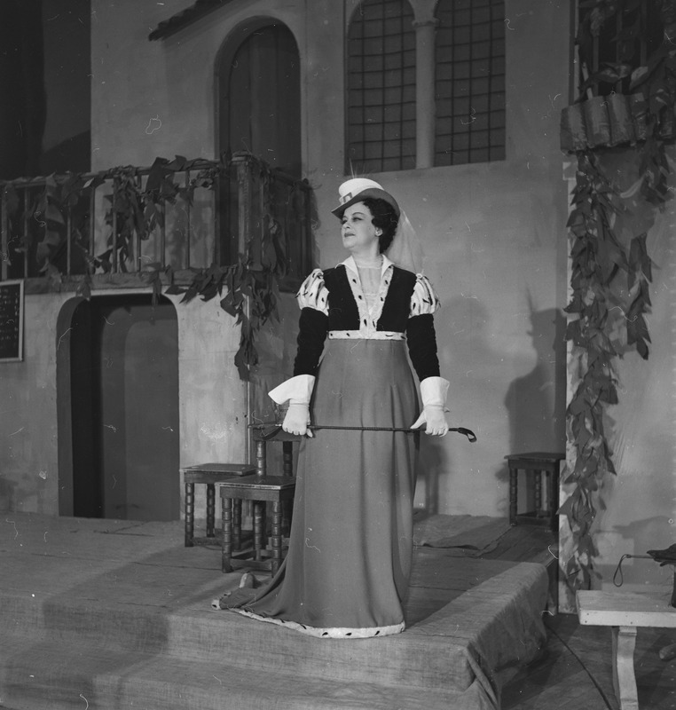 Suur viiuldaja, Teater Estonia, 1948, pildil: keskel Anna Maria Elvise – Linda Sellistemägi