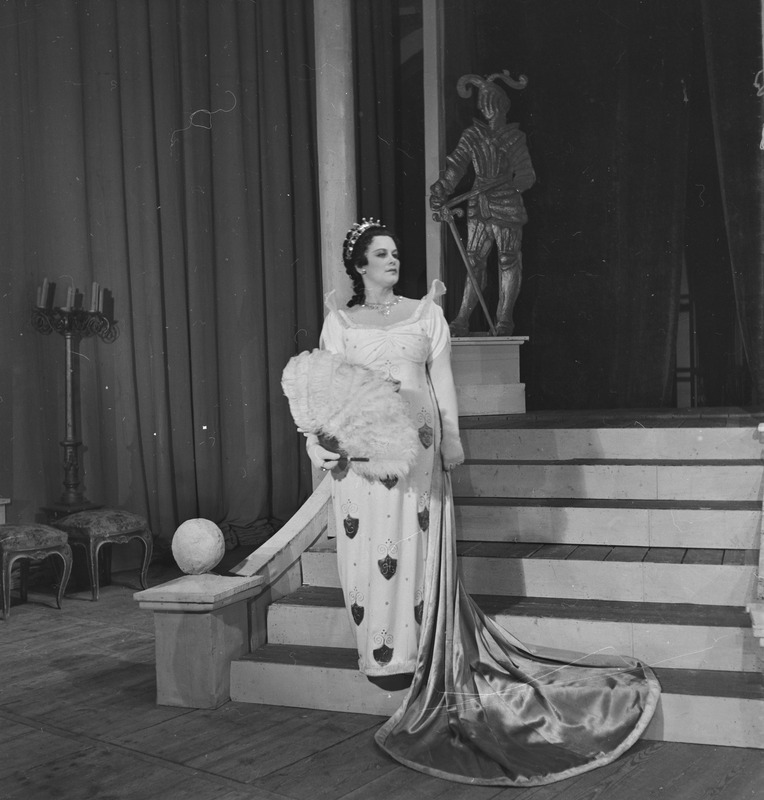 Suur viiuldaja, Teater Estonia, 1948, pildil: keskel Anna Maria Elvise – Linda Sellistemägi