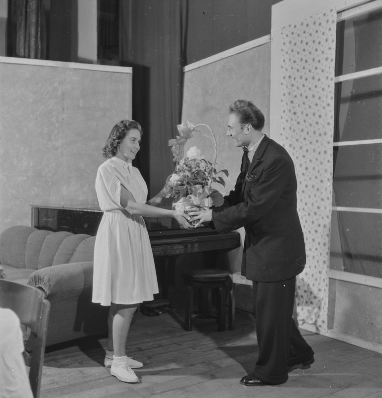 Vanad sõbrad, Teater Estonia, Tombi nim. klubi, 1948, pildil: stseen etendusest