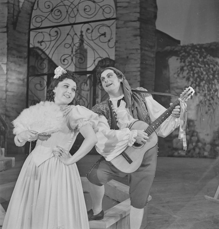 Sevilla habemeajaja, Teater Estonia, 1948, osades: Rosina – Veera Neelus, Figaro – Tiit Kuusik