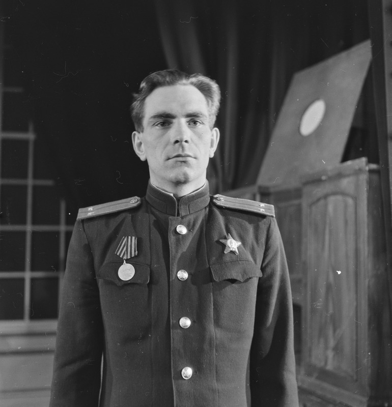 Vanad sõbrad, Teater Estonia, 1948, pildil: Priit Raudkivi