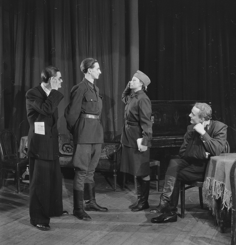 Vanad sõbrad, Teater Estonia, 1948, pildil: Vello Viisimaa, Jaan Kalt, Regina Berg ja Edgar Vilba