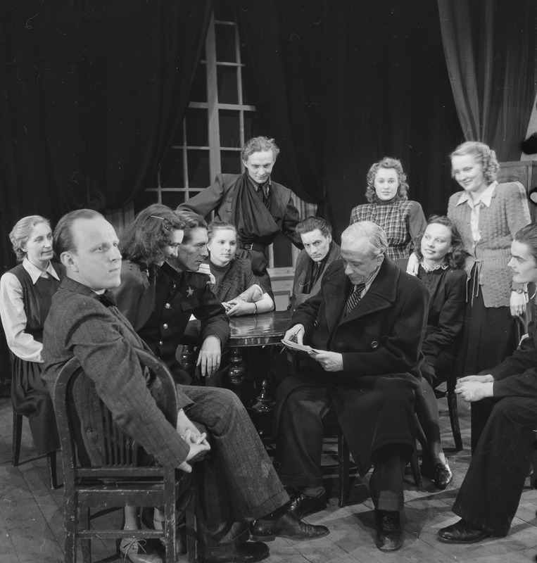 Vanad sõbrad, Teater Estonia, 1948, pildil: keskel õppejõud-lavastaja Hugo Laur etenduse tegelastega