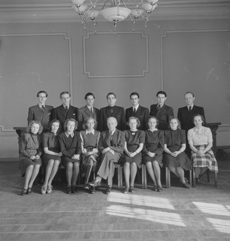pildil: Estonia draamarühma lõpetajad 1948, grupifoto