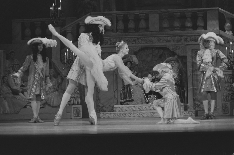 Uinuv kaunitar, Estonia, 1997, osades: Kosilane - Tiit Helimets, Aurora - Age Oks