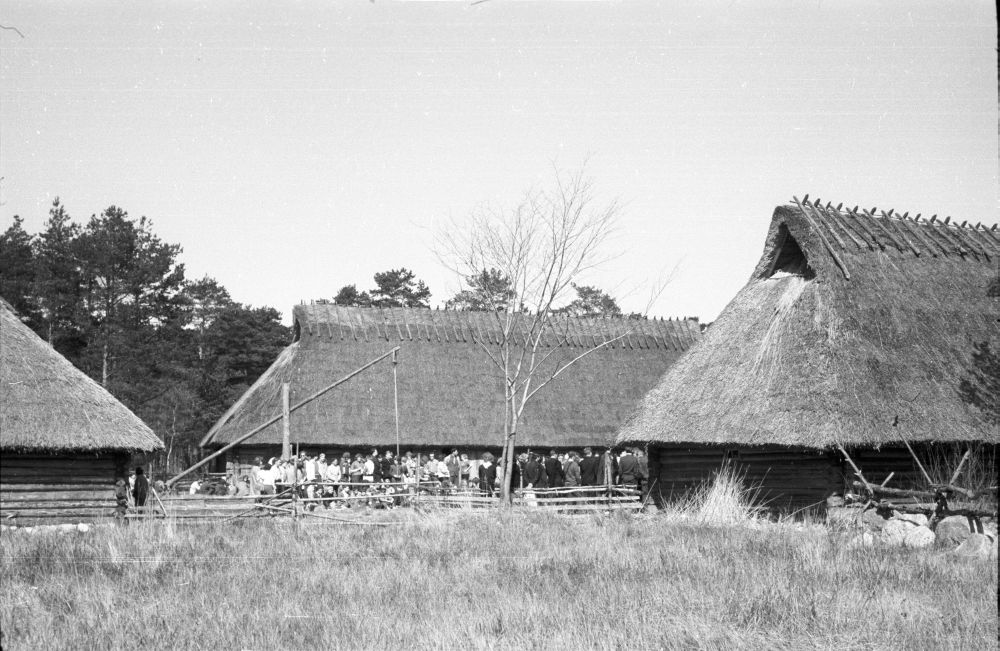 Rahvamatkal osalejad Sassi-Jaani talu õuel.