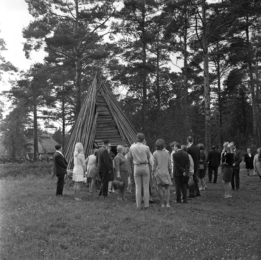Kongressi delegaadid ja külalised Köstriaseme talu õuel.