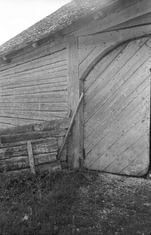 Venevere mõisa Põrna kõrtsi talli eesmine värav