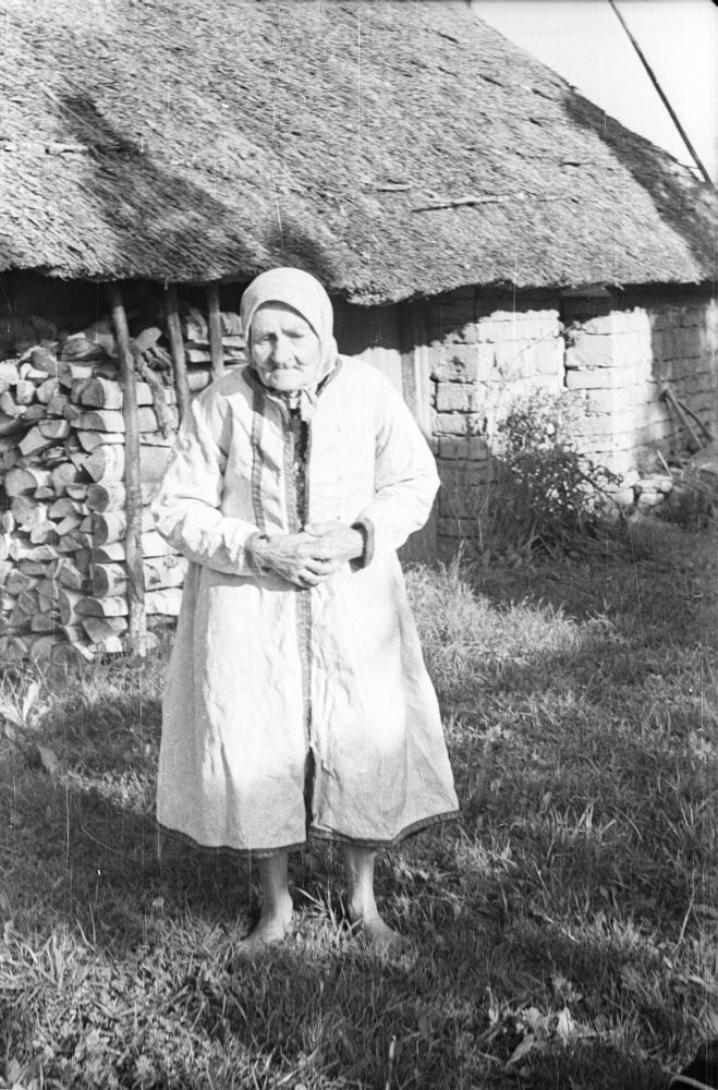 I.Soop oma leeriaegses muhu vammuses Nio talu õuel.
